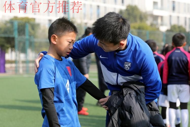 燕京啤酒2022中国足协杯“种子计划”走进张家港 前国脚周云再回母校 燕京啤酒2022中国足协杯“种子计划”走进张家港 前国脚周云再回母校